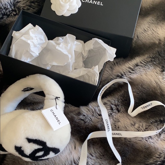 ❗️SOLD❗️Chanel Ivory shearling earmuffs BNWT - Picture 4 of 10